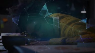 Çenesini masaya dayamış, şekilleri seyreden bir kadın dönen dünyayı şekillendiriyor ve teknoloji fikirlerini resmediyor. Gelecekçi, yenilikçi, bağlantı, dijital, tefekkür, konsantrasyon, yaratıcı