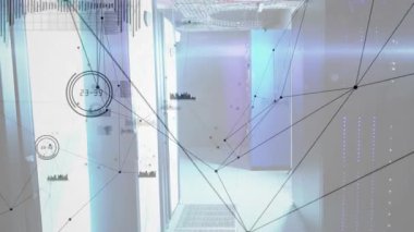 İleriye doğru hareket eden kamera, veri akışını görselleştiren sunucu rafları üzerinde canlandırma ağı oluşturur. Teknoloji, siber güvenlik, altyapı, görselleştirme, yenilik, dijital, bağlantı