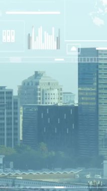 Şehir manzarası üzerinde finansal veri işleme animasyonu. Küresel finans, iş, bağlantılar, hesaplama ve veri işleme kavramı dijital olarak oluşturulmuş video.