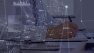 İş planlaması için yazarken dijital veri ağını etkinleştiren not defterine yazan adam. Yenilik, analitik, üretkenlik, teknoloji, profesyonellik, odak, iletişim