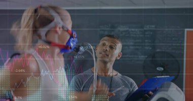 Fizyoloji laboratuarındaki koşu bandında spor kıyafeti giyen kadın. Ses maskesiyle, fotokopi uzayı. Sporcu, biyomekanik, sağlık, dayanıklılık, eğitim, performans, bilimsel