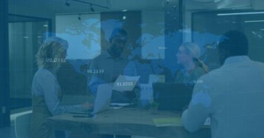 Ofis profesyonel adres ekibi toplantı odasında, yazılı raporlar ve dijital harita örtüsüyle. İşbirliği, takım çalışması, modernlik, dijitalleştirme, iş dünyası, iletişim, yenilik