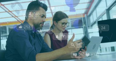 Modern ofis masasındaki sosyal medya bağlantılarını tablet dizüstü bilgisayarla analiz eden iş arkadaşları. Takım, dijital, yenilikçi, teknoloji, çalışma alanı, işbirlikçi, kurumsal