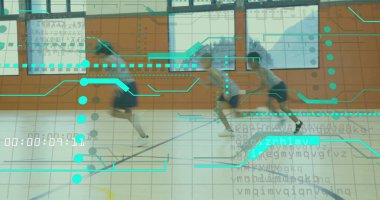 Spor salonunun zemininde turkuaz verilerle koşan üç okul çocuğu. Etkin, gençlik, spor, teknoloji, eğitim, hareket, rekabet