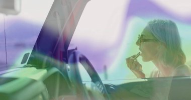 Güneş gözlüklü kadın arabaya ruj sürüyor, direksiyon simidi, güneşlik aynası, fotokopi odası. Lüks, ihtişam, moda, yaşam tarzı, iç mekan, kibir, sofistike