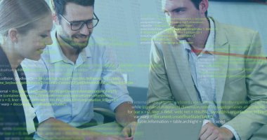 İşletme gelişigüzel inceleme kodunda dizüstü bilgisayarı ve kod projeksiyonu olan üç geliştirici. İşbirliği, takım çalışması, yenilik, teknoloji, beyin fırtınası, profesyonel, üretkenlik