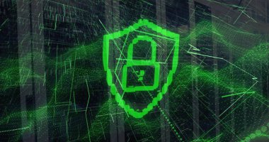 Dijital ızgarada yüzen asma kilit ikonlu yeşil pikselli kalkan, veri düğümleri ve kod çizgileri. Siber güvenlik, veri koruması, dijital güvenlik, yüksek teknoloji, ağ, şifreleme, soyut