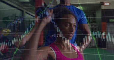 Pembe taytlı bir kadını kaldırıyor spor salonunda koçla birlikte halterleri kıvırıyor ve mali tabloları örtüyor. Fitness, eğitim, güç, kararlılık, başarı, motivasyon, sağlık