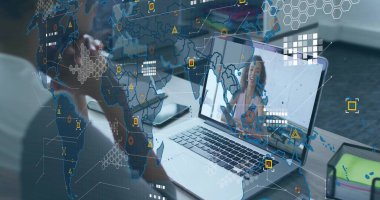 Erkek etkileşimi, ofiste dizüstü bilgisayarda spor ceketi, telefon, organizatör ve harita kaplaması ile yazı yazmak. İşbirliği, bağlantı, profesyonellik, teknoloji, takım çalışması, iş dünyası, modernlik