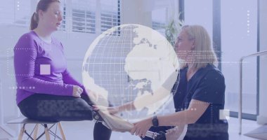 Önlüklü terapist klinikteki hastanın protez bacağını dijital küreyle düzeltiyor. Rehabilitasyon, hareketlilik, sağlık hizmetleri, asstiveteknoloji, şifa, sağlık, fizyoterapi