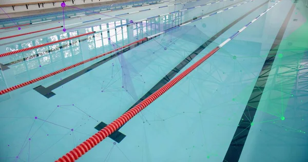 Yüzme tesisi içinde çelik kirişleri yansıtan kırmızı şeritli bölme halatı, ağ kaplamalı. Sucul, spor, mimari, teknoloji, modern, fitness, altyapı