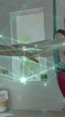 Değişik kadın eğitmenlerin ve genç kızların hava yogası yaparken ışıldayan ağının animasyonu. Refah, enerji, zindelik, bağlantı ve sağlıklı yaşam tarzı, dijital olarak üretilen video.