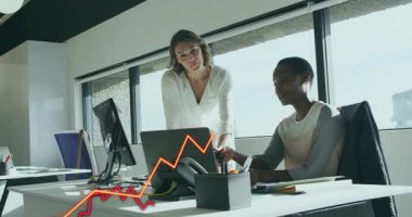 Grafik örtüşmesi, satış verilerini analiz eden, oturan bir kadın olarak işaret edilmesine neden oluyor. İşbirliği, takım çalışması, veri analizi, ofis ortamı, profesyonel, üretkenlik, dijital