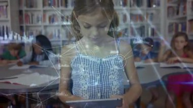 Okul kütüphanesindeki kız tableti tıklatıyor, eğitim teknolojisi için animasyon ağ grafikleri oluşturuyor. Gelecekçi, yenilikçi, dijital, okunabilirlik, işbirliği, eğitici, canlı