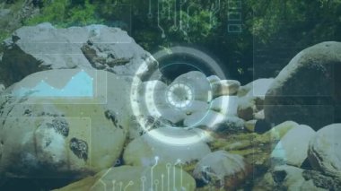 Kaya üzerinde şeffaf HUD titreşimi, dönen halkalar arazi haritası için yüzeyleri analiz ediyor. Coğrafi, teknoloji, arayüz, doğa, keşif, yenilik, çevre