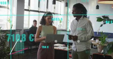 Kadın bilgisayarını iş arkadaşına açıyor, tablet yürütüyor, iş grafiklerini inceliyor ve ölçümleri analiz ediyor. İş, teknoloji, yenilik, analitik, takım çalışması, modern, profesyonel