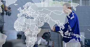 Makinist çubuk seçiyor, tekerlek üzerinde metal öğütüyor ve dünya haritası imalat alanını gösteriyor. Sanayi, zanaat, kesinlik, teknoloji, mühendislik, işyeri, odaklanma