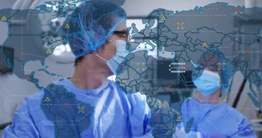 Cerrah asistanında başını sallıyor ve dünya haritası örtüşmesi başlatılıyor. Gerçek zamanlı cerrahi veri düğümleri ekleniyor. Tıbbi, takım çalışması, teknoloji, analitik, yenilik, işbirliği, klinik