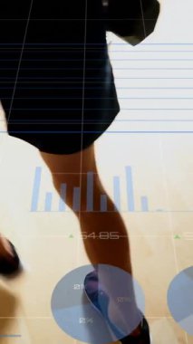 Spor salonunda ağırlıklarla egzersiz yapan beyaz bir adamın bacaklarının üzerindeki grafiklerin animasyonu. Sportif, aktif yaşam tarzı, dijital olarak oluşturulan formda kalma konsepti.