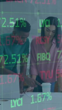 İş adamları üzerinde finansal veri işleme animasyonu. Küresel iş, finans, veri işleme ve hesaplama kavramı dijital olarak oluşturulmuş video.