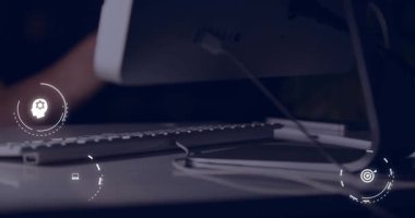 Bir kadının elleri klavyenin üzerine klavye yazarak alet erişimi için teknoloji simgeleri oluşturuyor. Teknoloji, dijital, çalışma alanı, yenilik, profesyonellik, araçlar, veriler