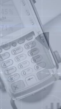 Kredi kartı makinesiyle şebeke üzerinden istatistiksel veri işleme dijital animasyonu. kablosuz ve dijital ödeme kavramı