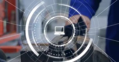 Santral elinin kavrama ve döndürme mengene tutma çubuğu holografik kaplama ortaya çıkarken. Sanayi, teknoloji, otomasyon, üretim, makine, dijital, yenilik