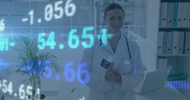 Klinikte kahve fincanı tutan doktor finansal verilerin kayboluşunu ve üst üste akışını izliyor. Tıbbi, analitik, profesyonel, minimalist, kurumsal, dijital, sağlık hizmetleri