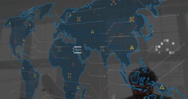 Harita ana hatları zayıflayan teknoloji tasarımcısı çizim çizimi masadaki düğümler yoğunlaştıkça yoğunlaşıyor. Teknik, yenilik, kişiselleştirme, plan, görselleştirme, yaratıcılık, hassasiyet