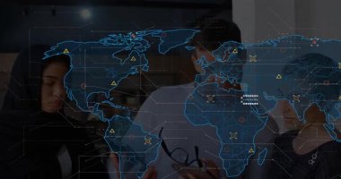 Teknoloji ekibi tablet ekranı tıklayarak genişleyen küresel haritanın bağlantıları analiz etmesini sağlıyor. Dijital, yenilik, bağlantı, modern, profesyonel, fütürist, veri