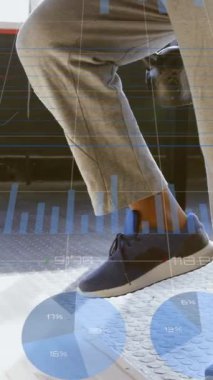 Tablet kullanılarak işadamının veri işleme animasyonu. Küresel bağlantılar veri işleme ve dijital arayüz konsepti dijital olarak oluşturulmuş video.