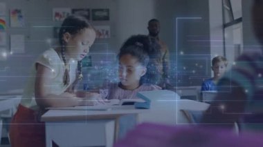 Ayakta duran kız sınıf ders kitabı sayfasına tıklayarak veri örtülerini etkinleştiriyor ve sınıf arkadaşına rehberlik ediyor. Eğitim, işbirliği, öğrenme, dijital, sınıf, gençlik, öğretim