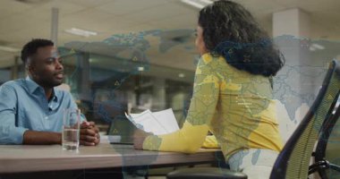 Görüşmeci CV 'yi tarıyor ve aday el sıkışmadan önce röportaj için harita örtüsünü etkinleştiriyor. Profesyonel, işbirliği, kurumsal, iletişim, çalışma alanı, ilişki, modern