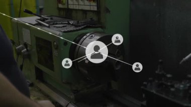 Makinist işletim tornası kontrolleri kullanıcı simgesi ağı oluşturarak imalat bağlantısını görselleştiriyor. Endüstriyel, otomasyon, teknoloji, makine, bağlantı, imalat, robot
