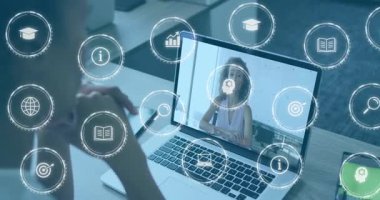 Katılımcı eğilim eğitmeni konuşmaya başlıyor, eğitim ikonları dizüstü bilgisayarda beliriyor. Teknoloji, yenilik, işbirliği, profesyonel, dijital, eğitim, iletişim