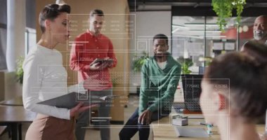 Teknoloji ekibi kapışıp alkışlarken sunucu masadaki veri örtülerini açıyor. İşbirliği, takım çalışması, yenilik, profesyonel, kurumsal, beyin fırtınası, dijital