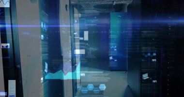 Sunucu koridorunda süzülen kamera, metrik eğilimleri görselleştirmek için hologramları yansıtan rafları tetikler. Teknoloji, veri, analitik, görselleştirme, fütüristik, dijital, ağ