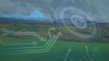 Statik çimen görüntüsünden sonra, grafik örtüsü beliriyor, izler genişliyor, dairesel HUD taraması yapılıyor. Gelecek, teknoloji, araştırma, arayüz, analitik, devre, manzara