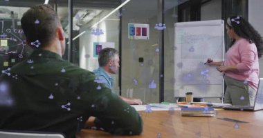 Sunucu, içgörü için el kaldıran meslektaşı olarak yüzen sosyal simgelerle pazarlama grafiği çiziyor. İşbirliği, yenilik, strateji, analitik, iş, iletişim, takım çalışması