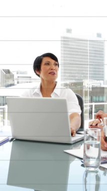 Ofiste birlikte tartışan çeşitli iş adamları üzerinde istatistiksel veri işleme animasyonu. İş veri teknolojisi kavramı