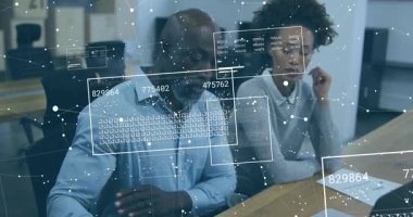 Titreşimli analitik veri incelemesi için sürücü adamın telefon ve kadın izleme çizelgesini örtüyor. İş, işbirliği, teknoloji, veri, analitik, iş akışı, profesyonel