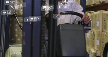 Forklift operatörü depo koridorunda gezinirken sosyal simgeler ortaya çıkıyor ve baş parmaklar için ilham veriyor. Lojistik, depo, otomasyon, teknoloji, endüstri, üretkenlik, takım çalışması