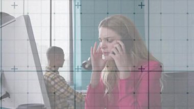 Kadın ofis çalışanı, müşteri sorununu çözen animasyon simgeleriyle akıllı telefon çağrılarına cevap veriyor. Ofis, çalışma alanı, iletişim, profesyonellik, modern, işbirlikçi, teknoloji