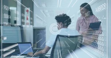 Üç boyutlu çizelgeleri kaplayan tablet verilerini karşılaştıran bir kadın iş arkadaşını selamlıyor. İşbirliği, teknoloji, yenilik, dijital, takım çalışması, analitik, modern