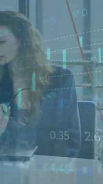 Ofisteki bir dizüstü bilgisayar üzerinde tartışan çeşitli meslektaşlar üzerinde borsa veri işleme animasyonu. Küresel ekonomi ve iş teknolojisi kavramı