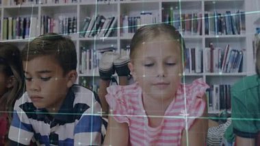 Çocuklar paspasın üzerine uzanmış kitap okuyorlar sonra da öğretmenler eğitimle ilgili rehberlik okuyorlar. Öğrenim, okur yazarlık, genç okurlar, eğitim, işbirliği, kütüphane, bilgi