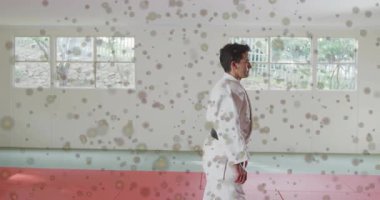 Gi Gi bokken grevini engelleyen dövüş sanatları eğitmeni bilek kilidini kontrol için yeniden yönlendiriyor. Dövüş sanatları, kendini savunma, disiplin, dövüş, eğitim, dojo, atlet