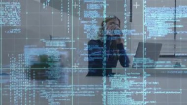 Kod şebekesi çökerken, kadın akıllı telefona konuşuyor, kahveyi yudumluyor ve verileri izlemek için daktilo yazıyor. Teknoloji, iletişim, üretkenlik, modern, çalışma alanı, dijital, yenilik