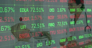 Hastaneye giren hemşire nabzını kontrol eden hastadan telefonu alıyor ve veri yükleme ile güven veriyor. Geriatrik, sağlık, tıbbi, şefkatli, sağlık, hastane, destek