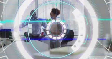 Holografik arayüzü izleyen iki iş arkadaşı verileri incelerken masanın üzerinde maddeleşiyor. Teknoloji, işbirliği, yenilik, fütürizm, kurumsal, dijital, iletişim